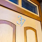 Апартамент Tiny Secret Place Next To Mu With Private Parking